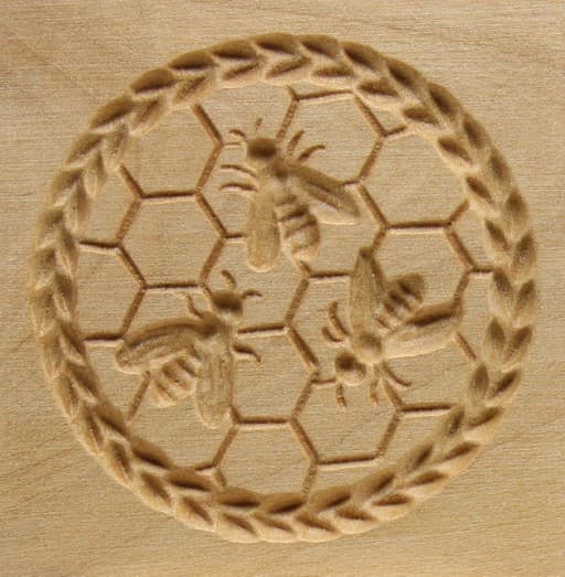 2061_4,5x4,5_Bienen auf Wabe klein_Tiere
