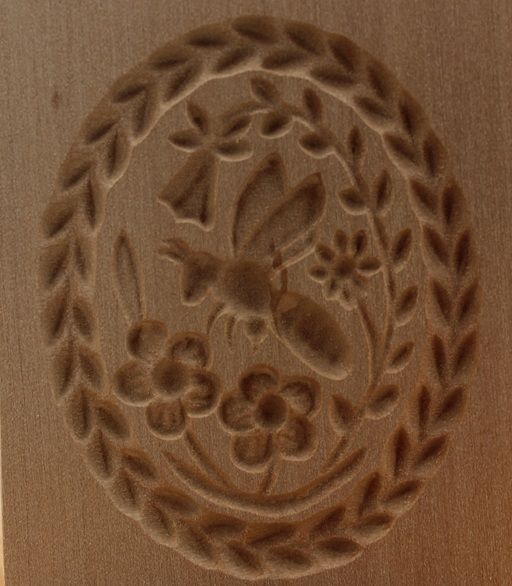 2116_5,7x6,7_Biene auf Blüten oval_Tiere