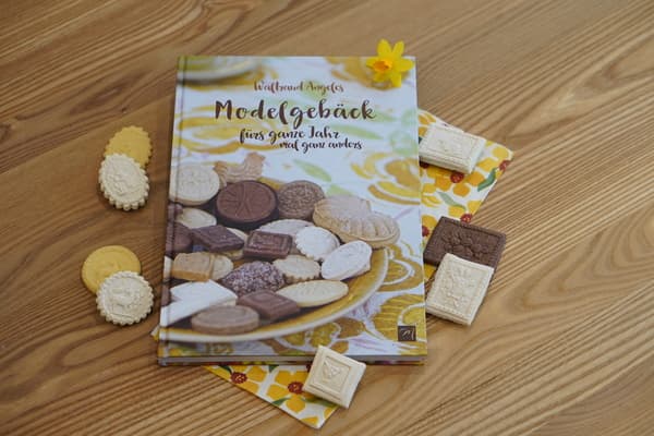 Osterlich dekoriertes Model Rezeptbuch